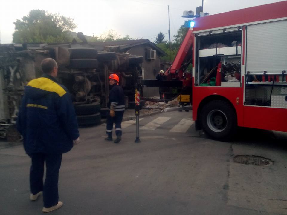 Извънредно и първо в БЛИЦ: Камион за боклук се заби в къща във Варна! (СНИМКИ)