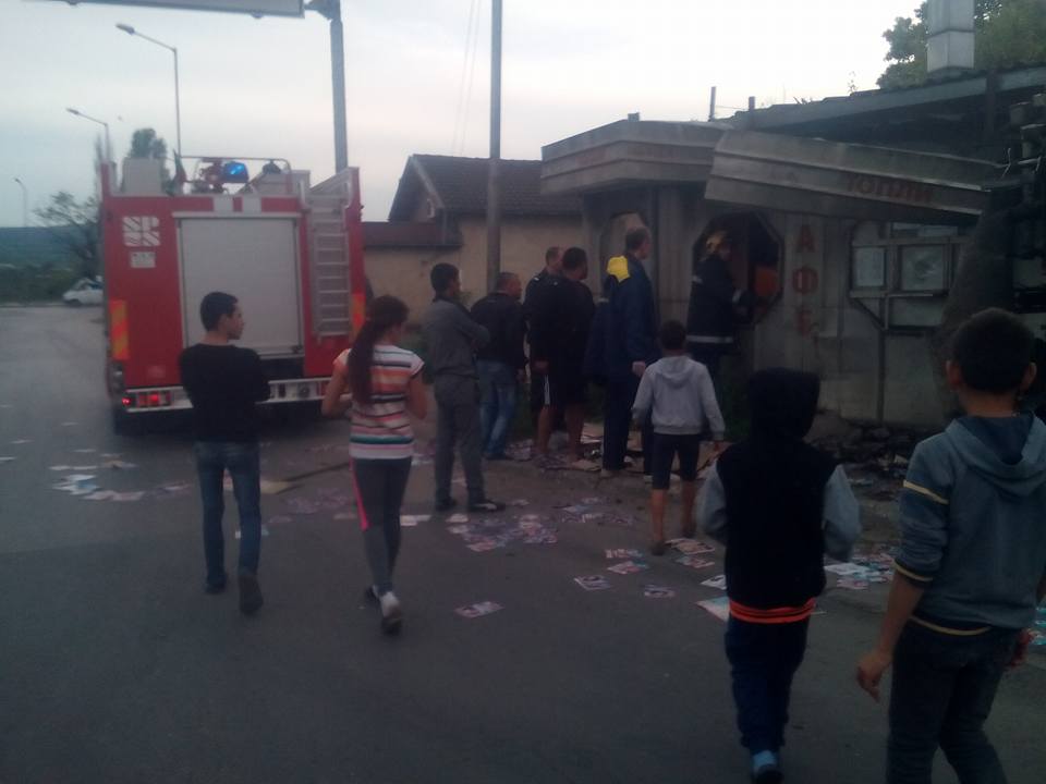 Извънредно и първо в БЛИЦ: Камион за боклук се заби в къща във Варна! (СНИМКИ)