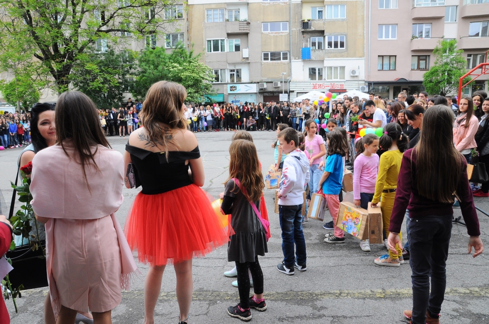 Юруш към магазините: Родителите на учениците полудяха заради офертите за...