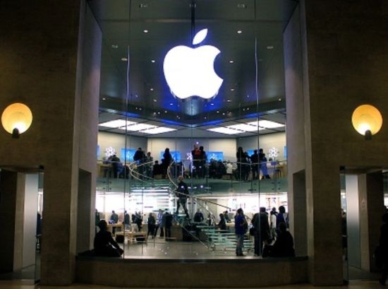 Хакери удариха Apple 