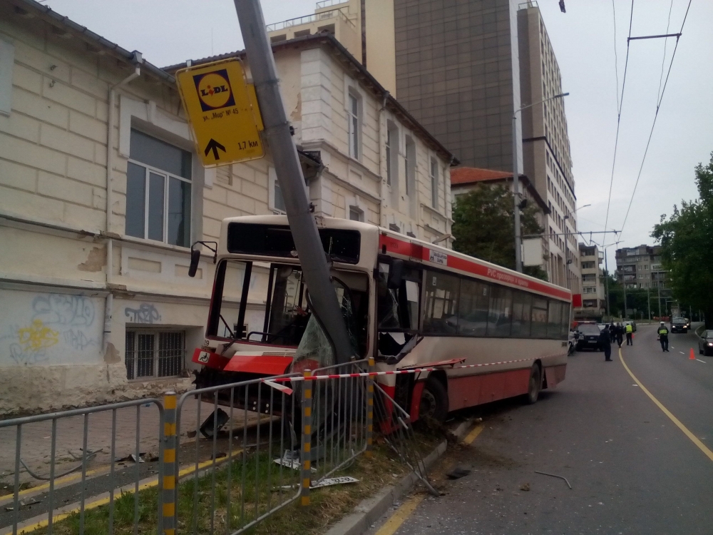 Меле в автобуса във Варна! Около 15 души са пострадали