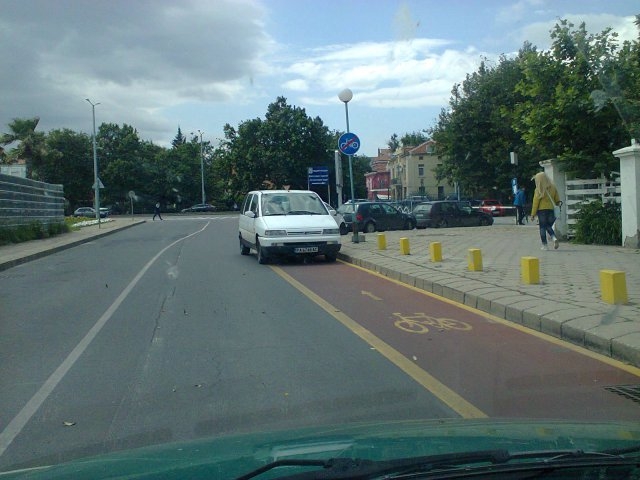 Ей така се паркира в Пловдив! Върху велоалеята в насрещното (СНИМКИ)