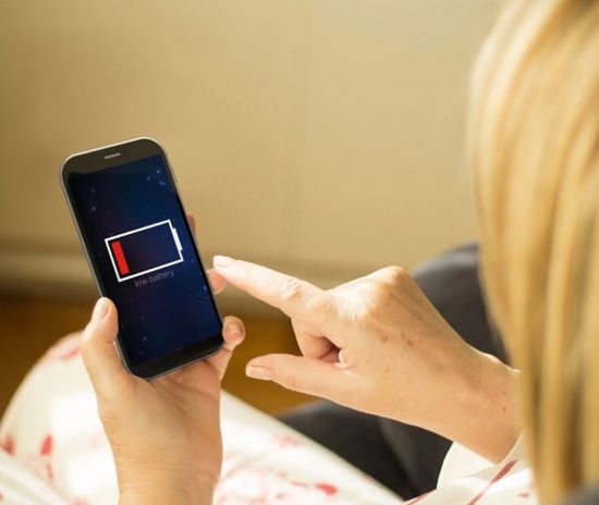 Ето как реагират потребителите, когато батерията на телефона им падне