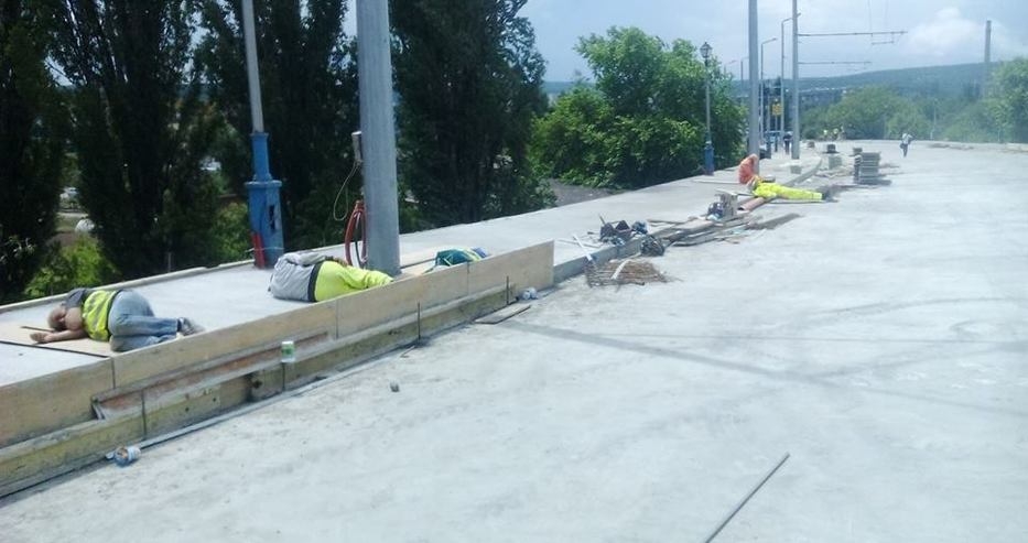 Скандално! Работници полегнаха на Аспаруховия мост във Варна