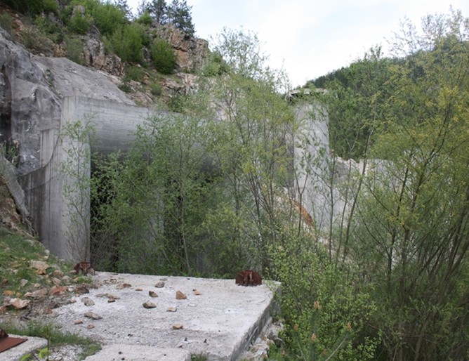 Площадката на Костов и Еджевит буреняса