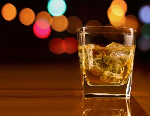 До несвяст! 14-годишна препи като казак с водка на рождения си ден 