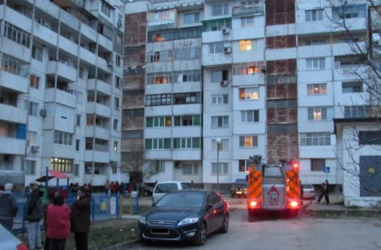 Огнена стихия в Бургас! Евакуираха блок заради пожар