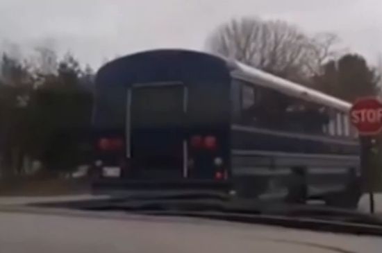 Уникално ВИДЕО! 12 годишен препуска с училищен автобус