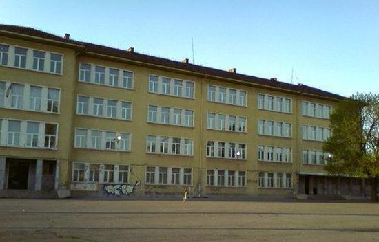 Директорката на училището, пред което се стреляха хлапета, проговори първо пред БЛИЦ!