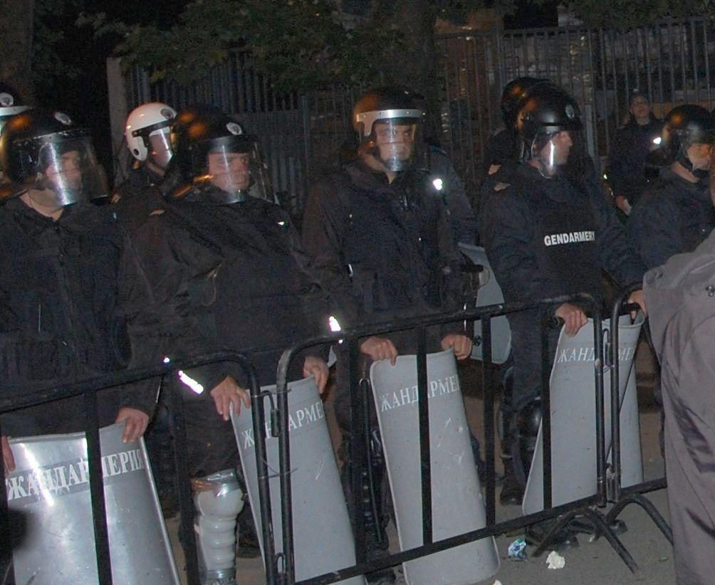 Осъдиха двама младежи, млатили се с полицаи на протестите в Раднево
