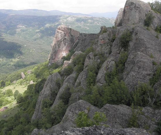 Жълтици, заровени от хайдути в Коматинските скали,  подлудиха иманярите  