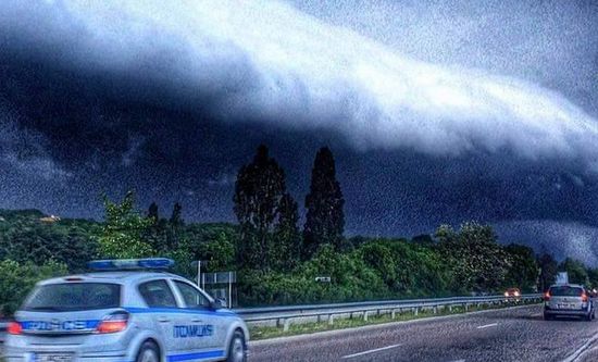 Варненка засне велика СНИМКА на небето над града секунди преди бурята 