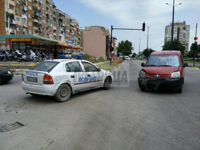 Ченге отне предимство и се натресе в репортерска кола 