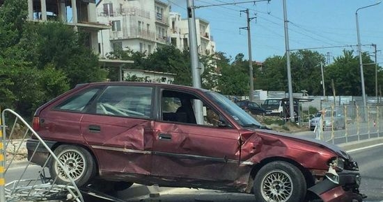 Автомеле във Варна! Кола премаза огражденията и влезе в насрещното (СНИМКИ)