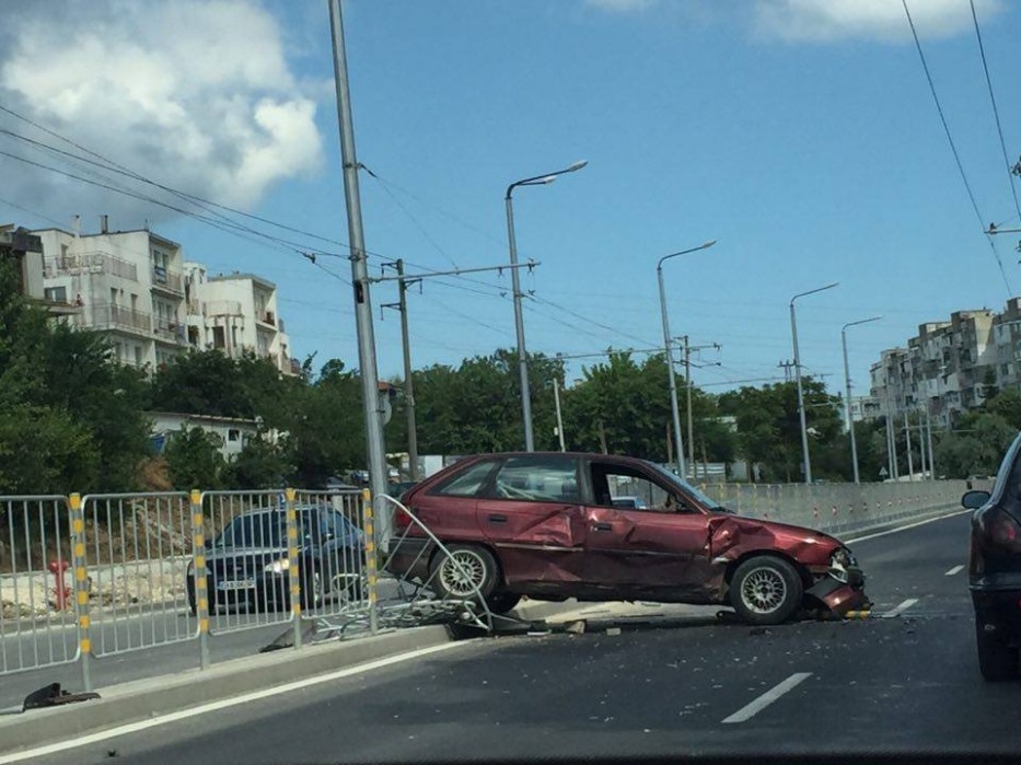 Автомеле във Варна! Кола премаза огражденията и влезе в насрещното (СНИМКИ)