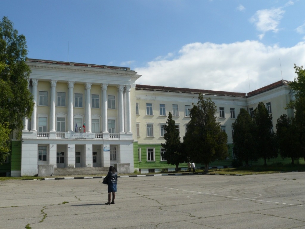 Калпаво управление унищожи елитно училище