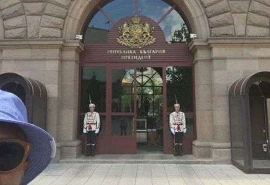 Фейсбук завря! Заляха Самюел Джаксън с безумни предположения за селфито му в София 
