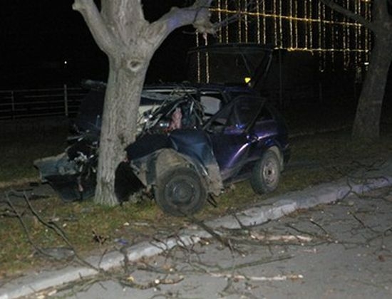 Ад на пътя! Дачия се разби в дърво край Поморие, двама младежи берат душа в болница    