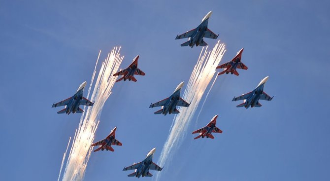 Су-27 от "Русские витязи" се разби край Москва, пилот го отклони от селце и загина (ВИДЕО)