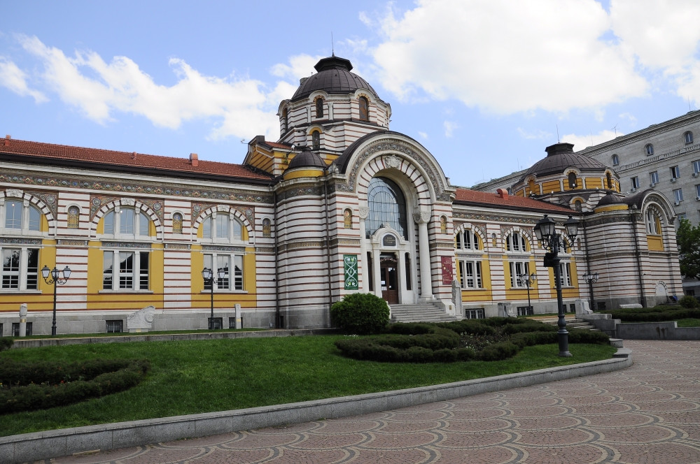 Първо в БЛИЦ! СНИМКА показа що за простотия е станала нощес край Централната баня в София 