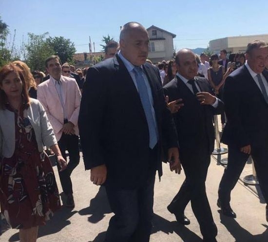 Дете в народна носия припадна, докато чакаше премиера 