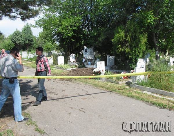 Първи СНИМКИ от поругания заради златен часовник гроб на бодигарда на Очите! 