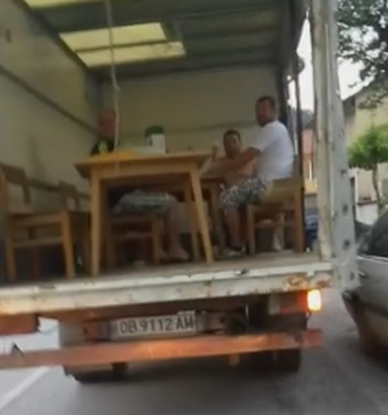 Трима в Ловешко си спретнаха як купон в каросерията на камион  (ВИДЕО)