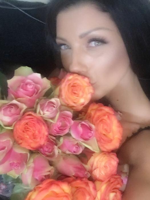 Новият на Емануела я глези