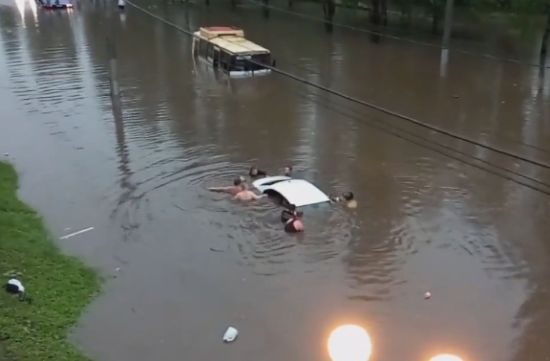 Воден ад в Русия! Порои потопиха под вода коли и автобуси (ВИДЕО)