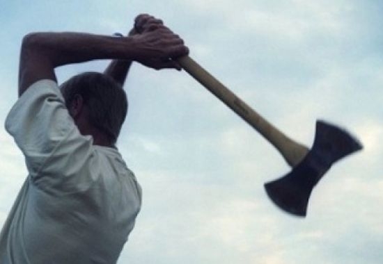 Студент коли и убива наред с брадва в голям европейски университет