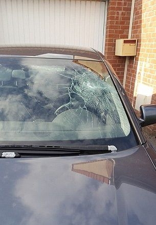 Мигранти с бухалки и ножове чупят коли на пътя просто за...удоволствие (СНИМКИ)