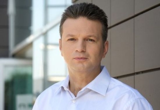Жената на Николай Дойнов заголи бедра, мъжаги свиркат похотливо след булката на водещия (СНИМКИ)