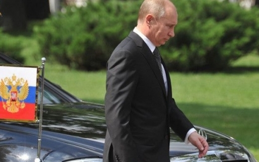 Уникално! Ето какъв "звяр" се крие под капака на Путинмобила (СНИМКА)