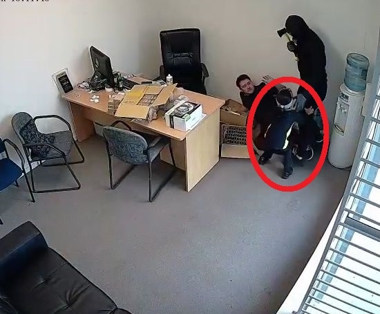Покъртително! 6-годишно момиче се опитва да спре въоръжен с брадва крадец (ВИДЕО)