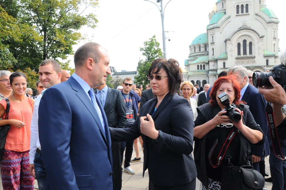 Първо в БЛИЦ! Нинова с първа оценка за Радев - написа за него... (СНИМКИ)