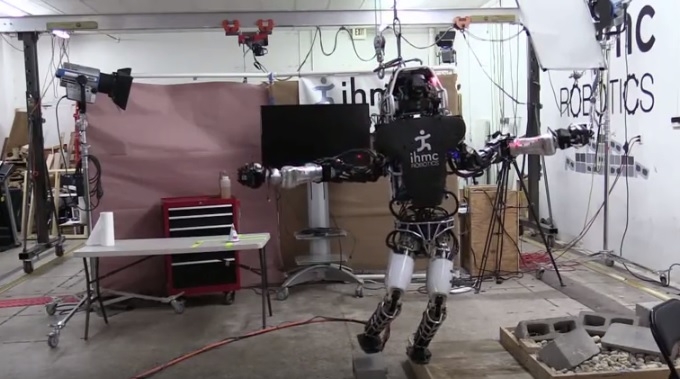 Терминаторът е все по-близо до нас! Вижте как роботът на Boston Dynamics пази равновесие като човек (ВИДЕО)
