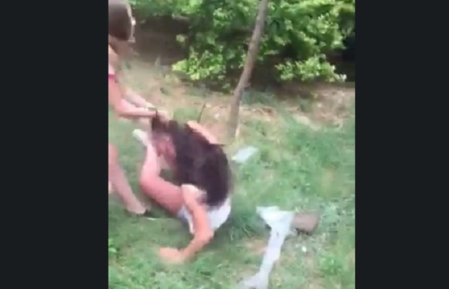 Първо в БЛИЦ! Появи се нов, брутален клип с побой над ученичка (ВИДЕО 18+)