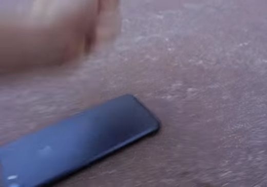 Потребители опитаха да заредят iPhone 7 в микровълнова печка, ето какво стана (ВИДЕО) 