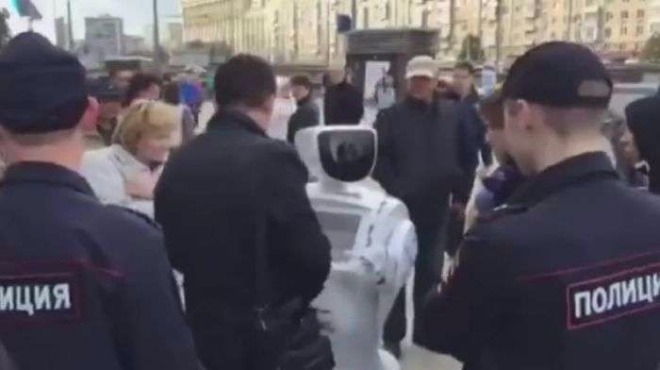 Братушките изтрещяха! Арестуваха робот, даже опитали да му сложат белезници (ВИДЕО)