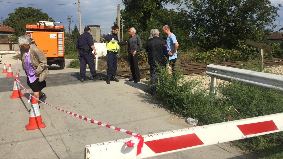 Ад край Велико Търново! Влак помете кола на жп прелез, има жертви (СНИМКИ)