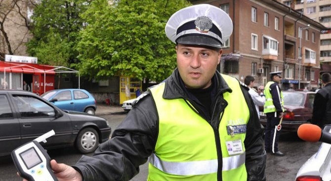 Шофьор се заби в дърво, дрегерът отчете над 2,30 промила
