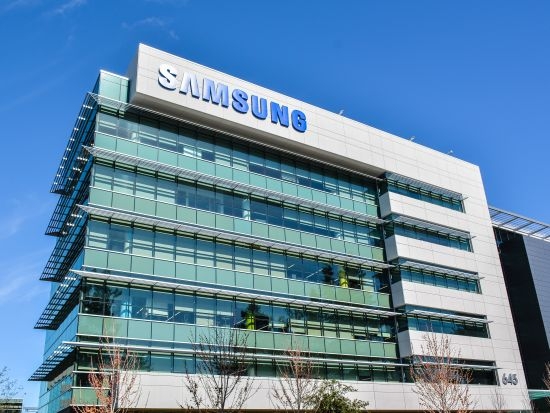 Samsung се подигра на Apple в нова реклама (ВИДЕО)