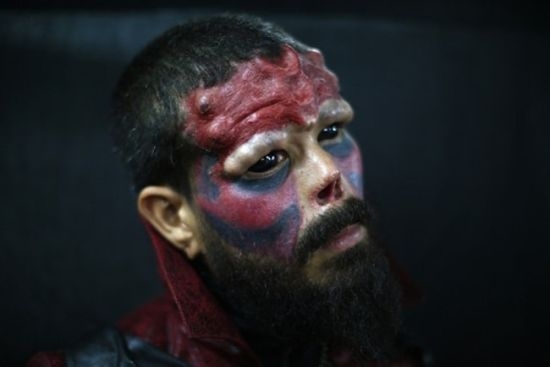 Фен на Red Skull си отряза носа, за да заприлича на него (БРУТАЛНИ СНИМКИ)
