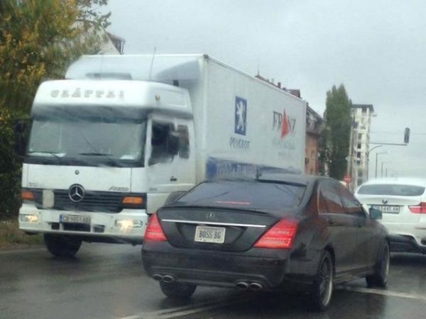 Само в БЛИЦ! Шок в София: Ще ви падне ченето от регистрационния номер на този скъпарски Мерцедес (СНИМКА)