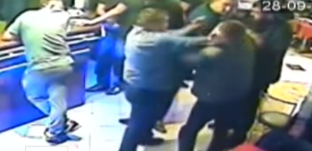 Свещеници се сбиха в нощен клуб (СНИМКИ/ВИДЕО 18+)