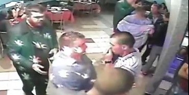 Свещеници се сбиха в нощен клуб (СНИМКИ/ВИДЕО 18+)