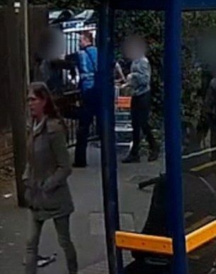 Вижте как шофьор на камион раздаде набързо улично правосъдие и спаси момче от банда тийнейджъри (СНИМКИ/ВИДЕО 18+)