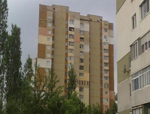 Дървета растат върху евакуирания блок в София, на покрива му има и зеленчукова градина 