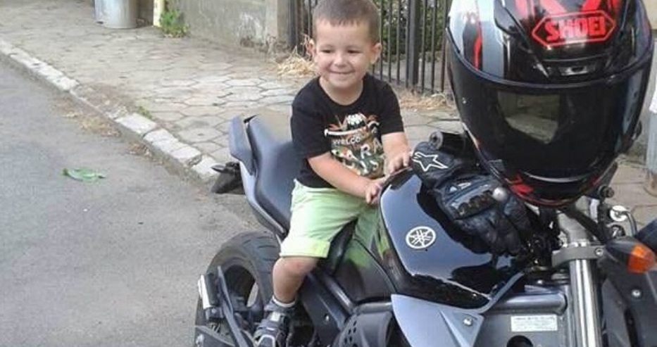 Цяла България се моли за Валентин! Само на три годинки това ангелче е с диагноза рак! 