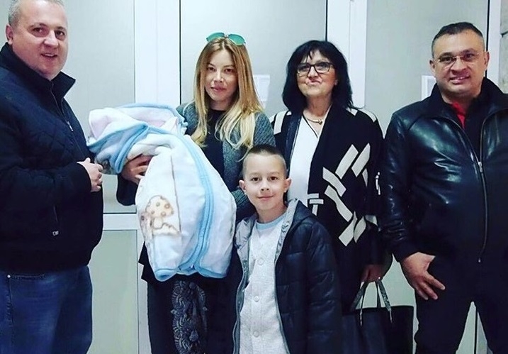 Емилия сияе на изписването на дъщеричката си! (СНИМКИ)